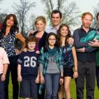 Todos los protagonistas de la serie posando en la temporada 1.