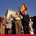 Blas Piñar haciendo el saludo fascista.