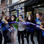 l equipo de balonmano femenino de Basauri (Bizkaia) celebra el segundo premio.