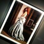 Sunniva Stordahl con campanillas azules, Eglingham Hall, Northumberland 2008 Fotografía de Tim Walker