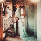 Lily Cole en una escalera de caracol, Whadwan, Gujarat, India 2005 Fotografía de Tim Walker