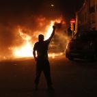 Un manifestante, en pleno foco de los disturbios