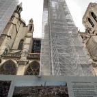 La catedral está delimitada por un perímetro de seguridad con vallas que muestran carteles explicativos de los trabajos de rehabilitación