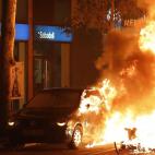 Arde un coche en plena calle