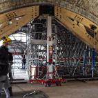 Los operarios trabajan para completar la rehabilitación de la catedral parisina en 2024