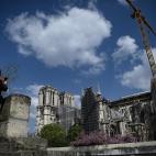 Una mujer toma una fotografía durante las tareas de reconstrucción