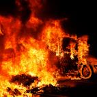 Un coche ardiendo en Barcelona.