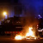 Fuego cerca de un furgón policial