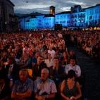 Se trata de La Piazza Grande, la plaza central de Locarno, adoquinada y con más de dos mil asientos. La pantalla de cine más grande de Europa preside las proyecciones cada noche.