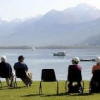 Las estrellas van en yate por Cannes, llegan al Lido de Venecia en lancha motora tras surcar los canales en góndola, y entrenan por la mañanas en la playa de la Concha de San Sebastián. Locarno tiene probablemente el mejor paisaje acuático d...