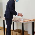 Un poquito de gel antes de votar.