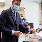 El presidente del Gobierno, Pedro Sánchez, depositando su papeleta.