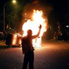 Otro manifestante ante el fuego