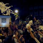 Urnas del refer&eacute;ndum del 1-O y papel higi&eacute;nico en la concentraci&oacute;n convocada por los CDR en Barcelona