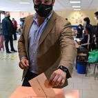 Abascal (como bien dice su mascarilla), votando.