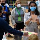 La candidata de Vox, Rocío Monasterio, enseña su papeleta.