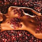 Budweiser, con tapitas de la cerveza cubriendo a la mujer.