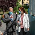 La candidata de Más Madrid, Mónica García, acompaña a su padre para ir a votar. Ella ya lo ha hecho por correo.