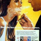 Anuncio de cigarros Tipalet. Si le echas humo de cigarro a una mujer, te seguirá a donde sea.