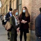 Colas frente a los colegios electorales para ir a votar por la ma&ntilde;ana.