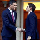 El presidente del Gobierno en funciones, Pedro S&aacute;nchez (i), recibe al l&iacute;der de Ciudadanos, Albert Rivera