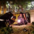 Manifestantes encienden un artefacto incendiario.