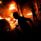 Bomberos y residentes abandonan zonas incendiadas.