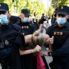 La Polic&iacute;a detiene a una activista de Femen que protestaba en el colegio electoral en el que iba a votar la candidata de Vox, Roc&iacute;o Monasterio.