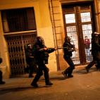 La Polic&iacute;a se enfrenta a los manifestantes.