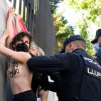 La Polic&iacute;a detiene a una activista de Femen que protestaba en el colegio electoral en el que iba a votar la candidata de Vox, Roc&iacute;o Monasterio.