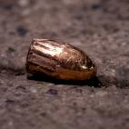 Una bala, en el lugar del atentado de Hanau.