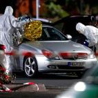 La policía revisa el coche de uno de los tiroteados en Hanau.