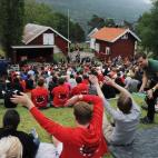 Los jóvenes progresistas regresan a la isla, tras el atentado.