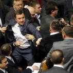 Diputados del gobierno y de la oposición se enzarzan en una pelea durante una sesión del Parlamento 'Verkhovna Rada' ucraniano (Consejo Supremo Ucraniano), en Kiev, Ucrania.