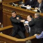 Diputados del gobierno y de la oposición se enzarzan en una pelea durante una sesión del Parlamento 'Verkhovna Rada' ucraniano (Consejo Supremo Ucraniano), en Kiev, Ucrania.