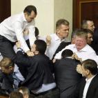 Los diputados opositores se agolparon en torno a la tribuna cuando iba a anunciarse la votación para la designación del candidato del Partido de las Regiones a la presidencia de la Cámara, Vladimir Ribak, y se enfrentaron con un grupo de parl...