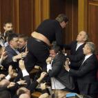 Los diputados de ambos bandos se han liado a golpes durante el tumulto que se formado en la tribuna después de que la oposición intentara impedir físcamente la votación del candidato del Partido de las Regiones para presidente de la Rada.