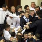 Diputados del gobierno y de la oposición se enzarzan en una pelea durante una sesión del Parlamento 'Verkhovna Rada' ucraniano (Consejo Supremo Ucraniano), en Kiev, Ucrania.
