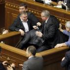 Diputados del gobierno y de la oposición se enzarzan en una pelea durante una sesión del Parlamento 'Verkhovna Rada' ucraniano (Consejo Supremo Ucraniano), en Kiev, Ucrania.