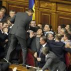 Diputados del gobierno y de la oposición se enzarzan en una pelea durante una sesión del Parlamento 'Verkhovna Rada' ucraniano (Consejo Supremo Ucraniano), en Kiev, Ucrania.
