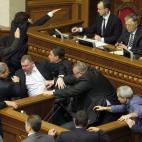 Diputados del gobierno y de la oposición se enzarzan en una pelea durante una sesión del Parlamento 'Verkhovna Rada' ucraniano (Consejo Supremo Ucraniano), en Kiev, Ucrania.