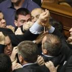 Diputados del gobierno y de la oposición se enzarzan en una pelea durante una sesión del Parlamento 'Verkhovna Rada' ucraniano (Consejo Supremo Ucraniano), en Kiev, Ucrania.