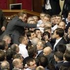 Diputados del gobierno y de la oposición se enzarzan en una pelea durante una sesión del Parlamento 'Verkhovna Rada' ucraniano (Consejo Supremo Ucraniano), en Kiev, Ucrania.