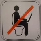 Aunque probablemente no estén mirando cosas del trabajo en esa laptop... Vía PuroPex.com.