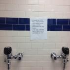 "Por favor no se hurguen la nariz y se limpien sus desagradables mocos en la pared. Son hombres adultos, esto no es el jardín de niños".