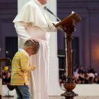 Cariñoso con el niño brasileño que le 'robó' la silla.