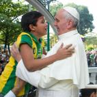 Con Nathan de Brito, el joven brasileño que hizo llorar a Francisco.