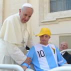 Bendice a un joven con Síndrome de Down.