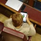 En 2018, mirando ropa en la tienda online de Zara mientras se celebraba una sesi&oacute;n plenaria.