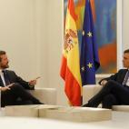El presidente del Gobierno en funciones, Pedro Sánchez (d), y el líder del PP, Pablo Casado,